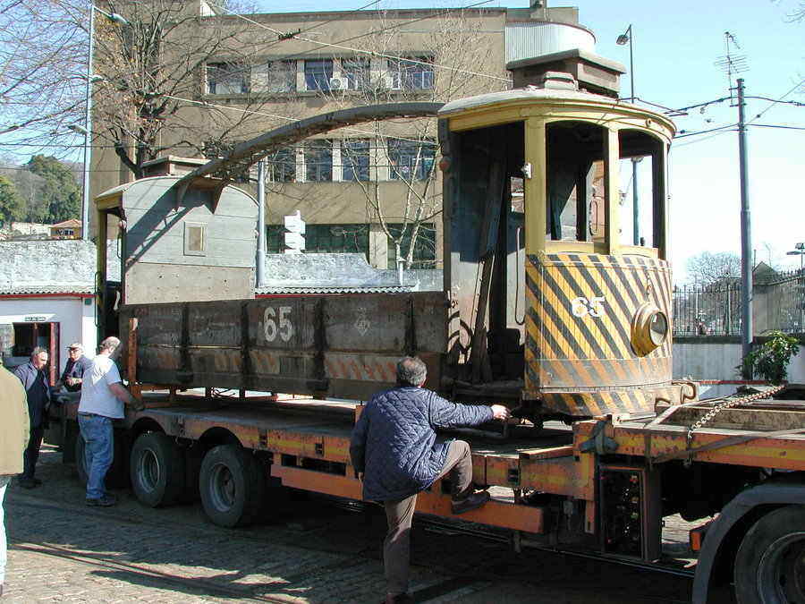 65's body separated from its truck and being placed on the trailer, 2005.