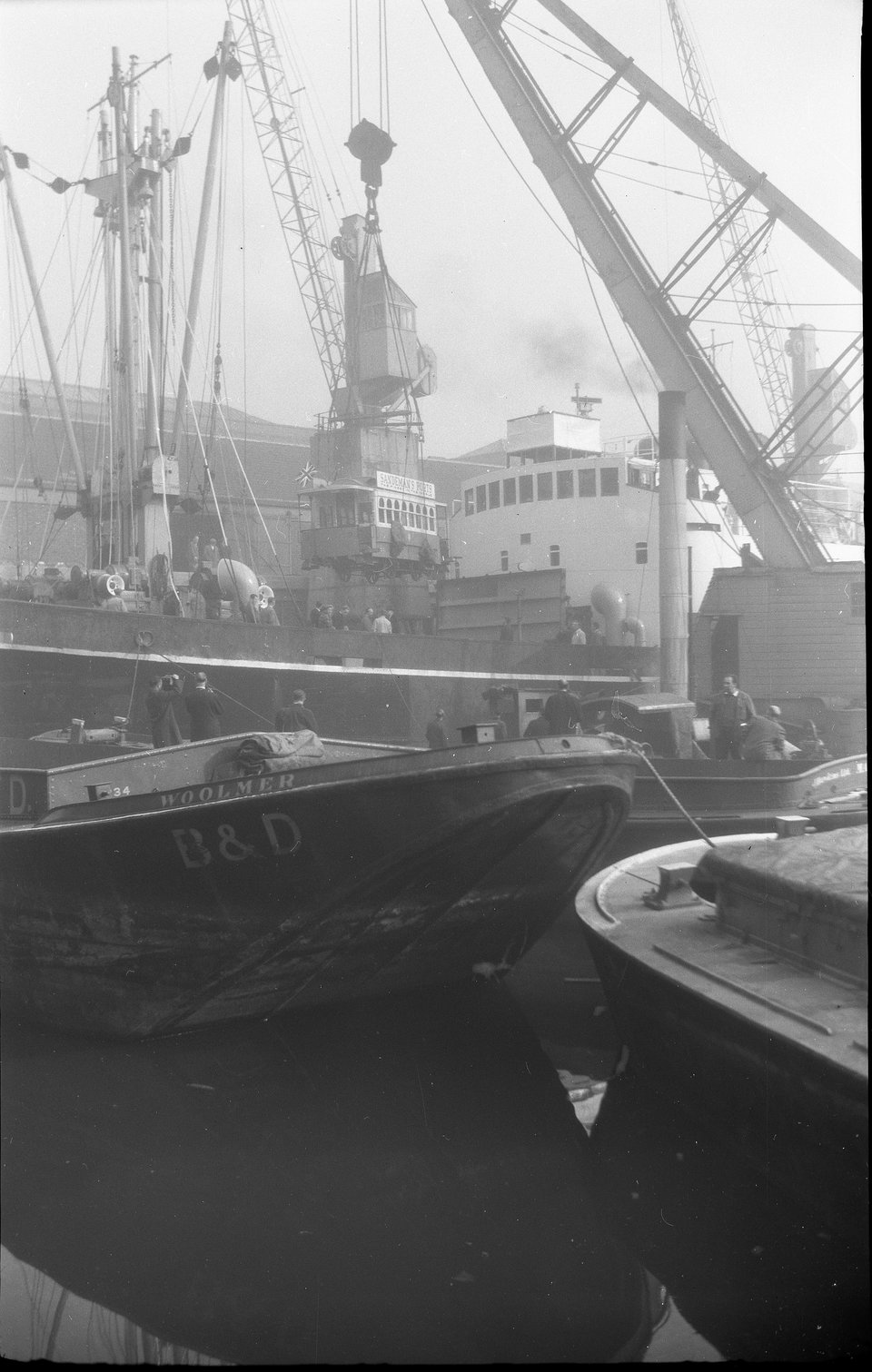 Oporto 9 being unloaded at London docks en route for Crich. Photo courtesy of Crich TMS photo archive, 13/10/1964.