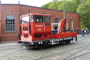 Croydon Tramlink 058 and flat bed trailer 061