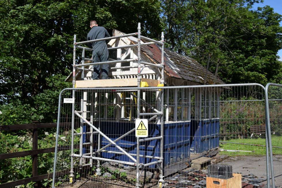 Removing roof tiles (R) Removing roof tiles