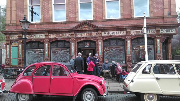 Citroen2CV outside Red Lion