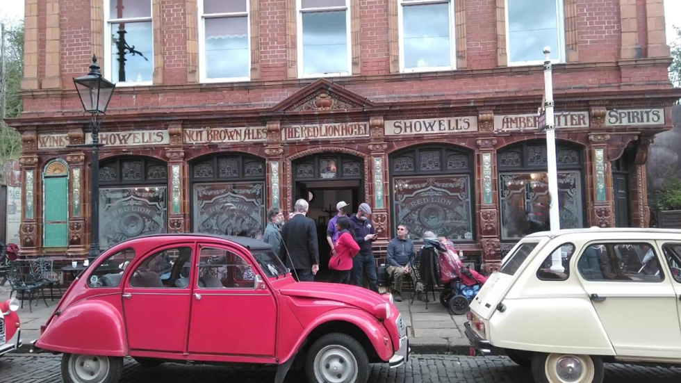 Citroen2CV outside Red Lion 