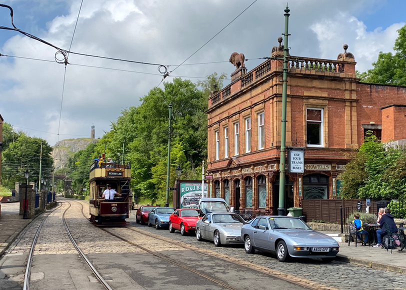 Porsche 924 Owners Club outside Red Lion