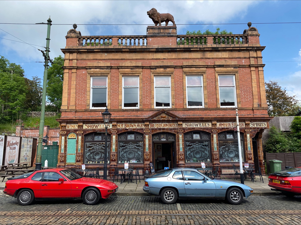 Porsche 924 Owners Club outside Red Lion3 